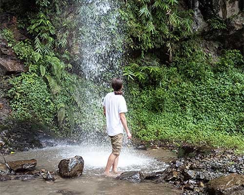 Kurkuma-Nepal-Wasserfall