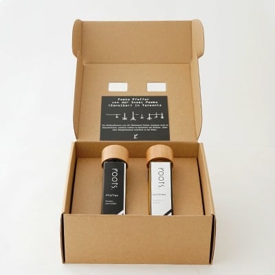 Kleines Geschenk mit Pemba-Pfeffer und Kurkumapulver Kleines Geschenk mit Pemba-Pfeffer und Kurkumapulver