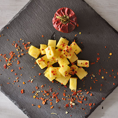 Chiliflocken bio von roots. auf Ananas Rezeptidee Ananas zu wuerzen mit Chiliflocken von roots-natural auf Ananas