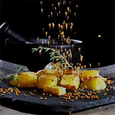 Würzen mit Bockshornklee gestreut auf Bratkartoffeln Rezeptidee Bratkartoffeln zu wuerzen mit Bockshornklee von roots-natural