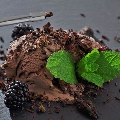 Würzen mit Schwarzer Kardamom auf Schokoladeneis mit frischer Minze Rezeptidee Schokoladeneis zu wuerzen mit schwarzer Kardamom von roots-natural