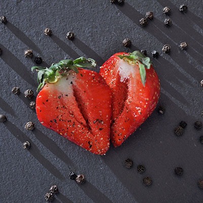 Würzen mit Pemba-Pfeffer auf Erdbeere Rezeptideen Erdbeeren zu wuerzen mit schwarzer Pfeffer natuerlich und nachhaltig von roots-natural