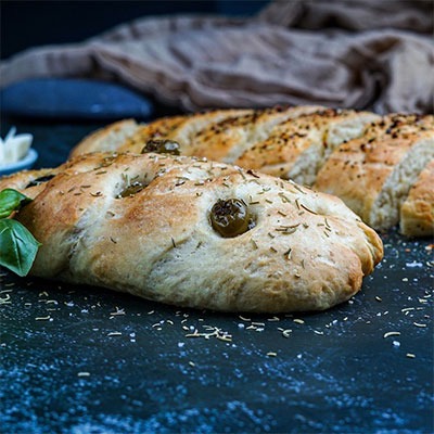 Rezeptidee frisch gebackenes Brot zu wuerzen mit Rosmarin von roots-natural