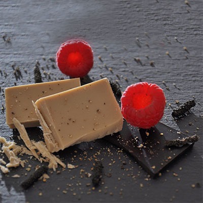 Rezeptidee weißer Schokolade und Himbeeren zu wuerzen mit Schokoladenpfeffer von roots-natural