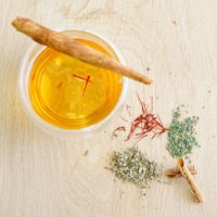 Rezeptidee mit Pfefferminze, Safranfäden, Königsbasilikum und Zimtrinde Rezeptidee für Wuerzen mit Zimtrinde, Safranfäden und Koenigsbasilikum von roots. natural