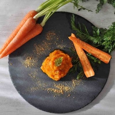 Wuerzen mit Muskatbluete zu Karotten
