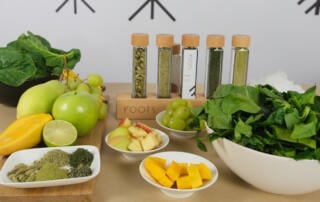 Leckerer gruener Smoothie mit Gewuerzen von roots