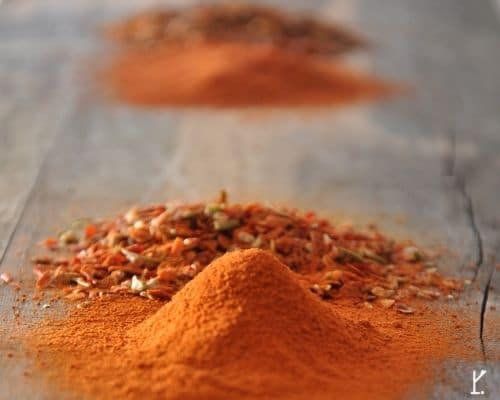 Chilipulver und Chiliflocken fuer leckere Wuerzsauce Chilipulver und Chiliflocken fuer leckere Wuerzsauce