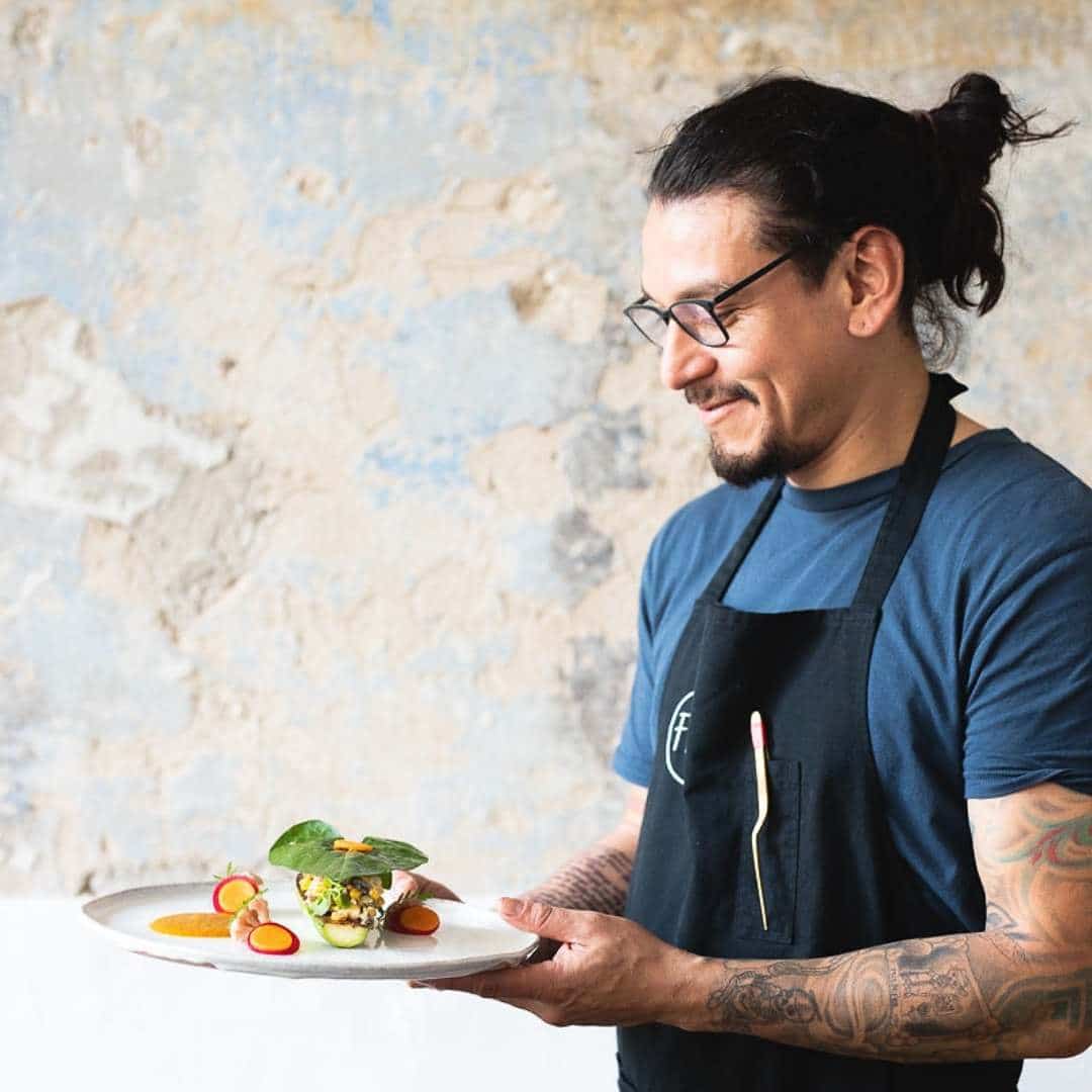 FREA Berlin Kuechenchef Yair Barrios mit roots. Gewuerzen auf dem Teller