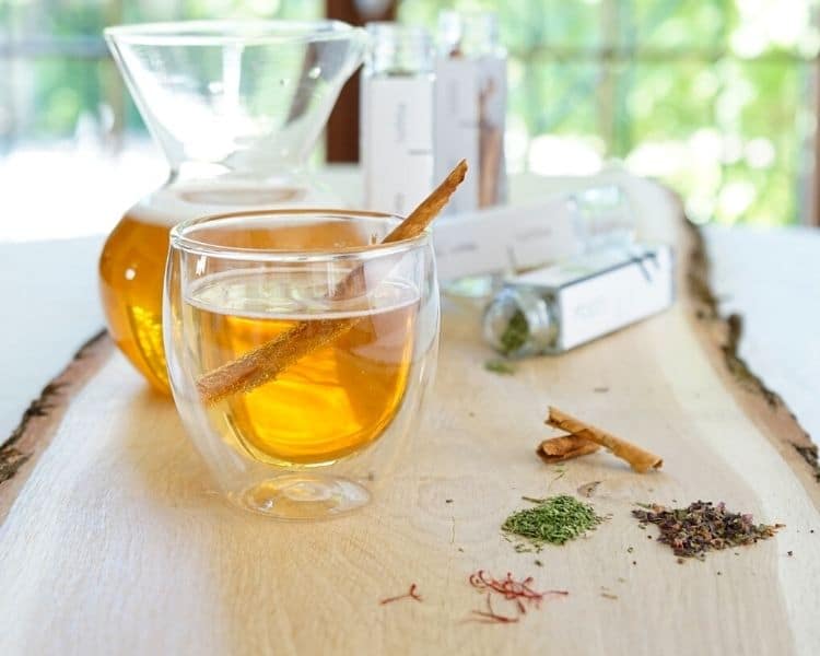 Cold Brew Tee mit roots. Gewuerzen Wildkraeuter Mozzarella mit Himalaya Pfeffer
