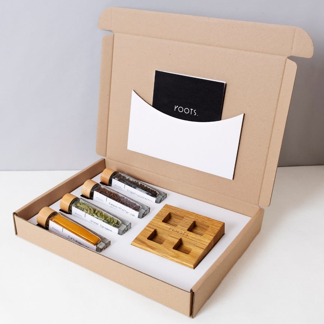 Gewuerze verschenken zu Weihnachten mit Holzblock Gewuerze verschenken zu Weihnachten mit Holzblock