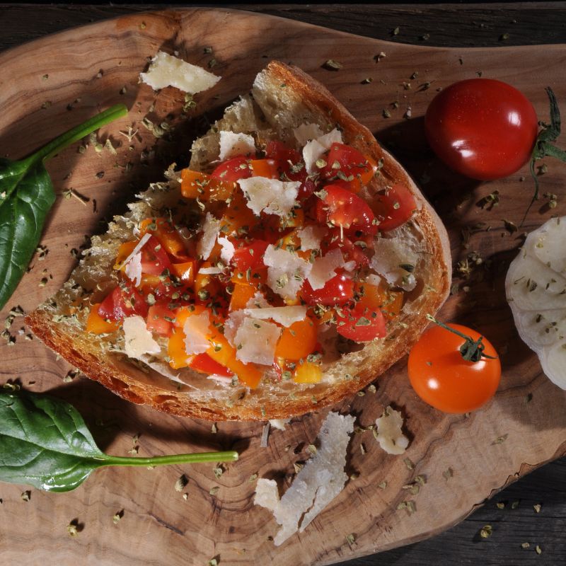 Mediterrane Kraeuter auf Bruschetta