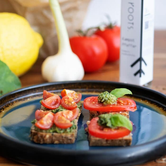 Brotgewuerz mit Basilikum Pesto auf Tomate