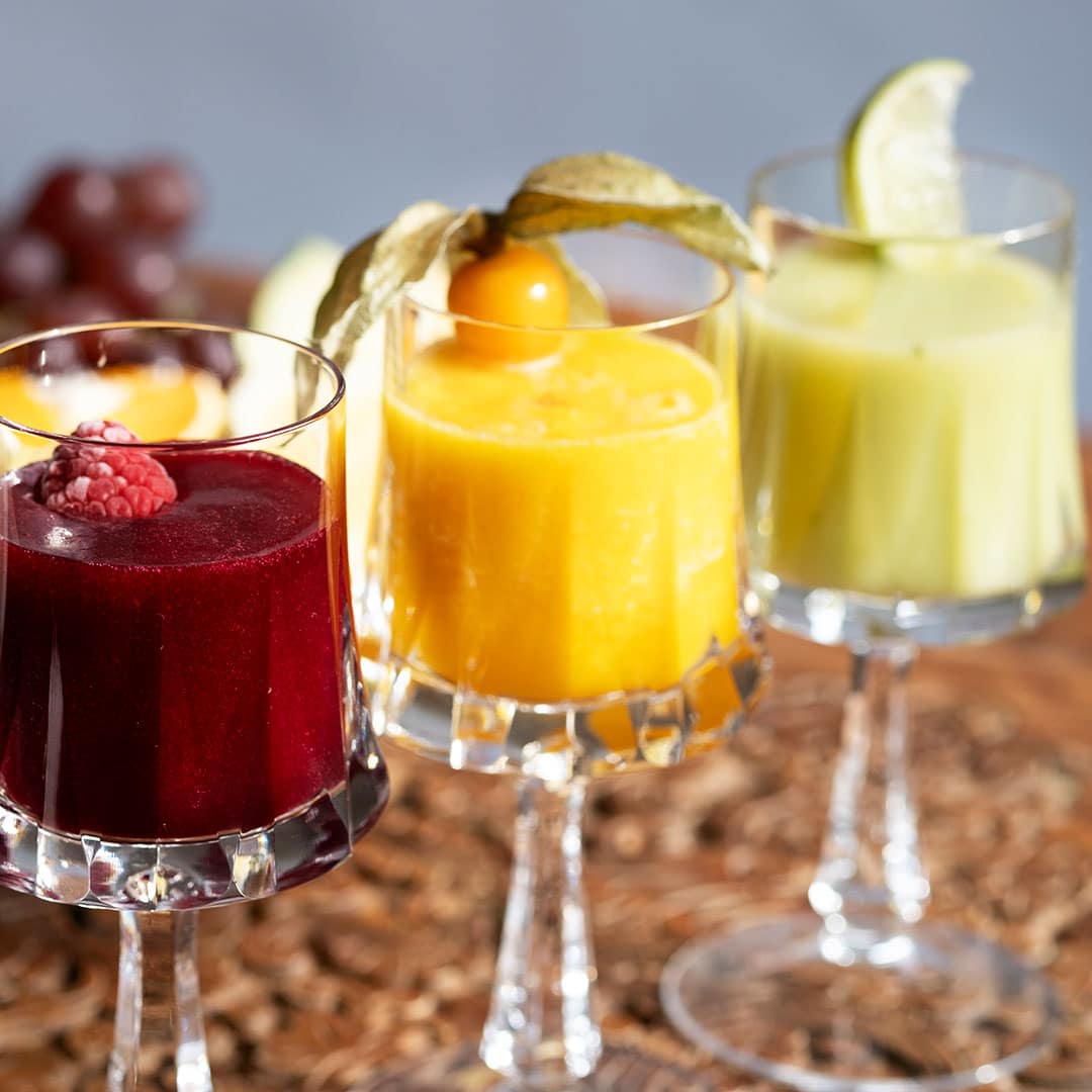 Bunte Smoothies als Sommergetraenke mit passenden Gewuerzen geniessen