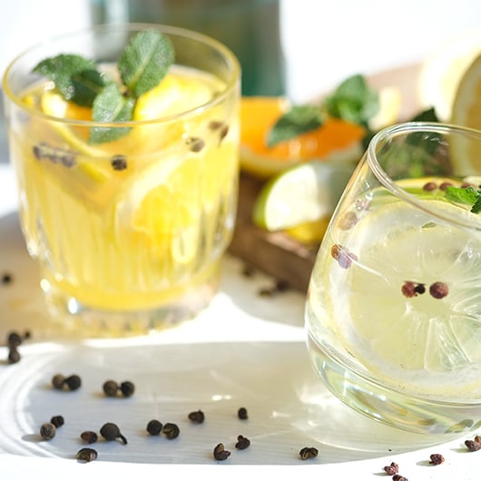 Gin-Tonic mit fruchtigem Pfeffer
