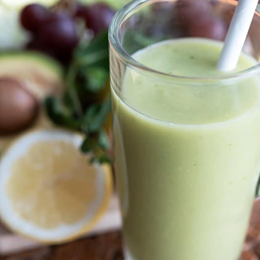 Olivenblatt-Avocado-Smoothie