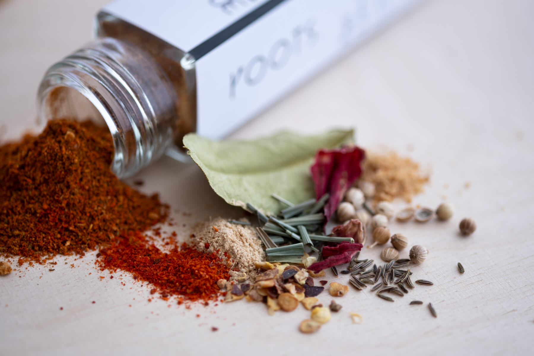 Rotes Currypulver kaufen von roots. Nahaufnahme Einzelgewuerze